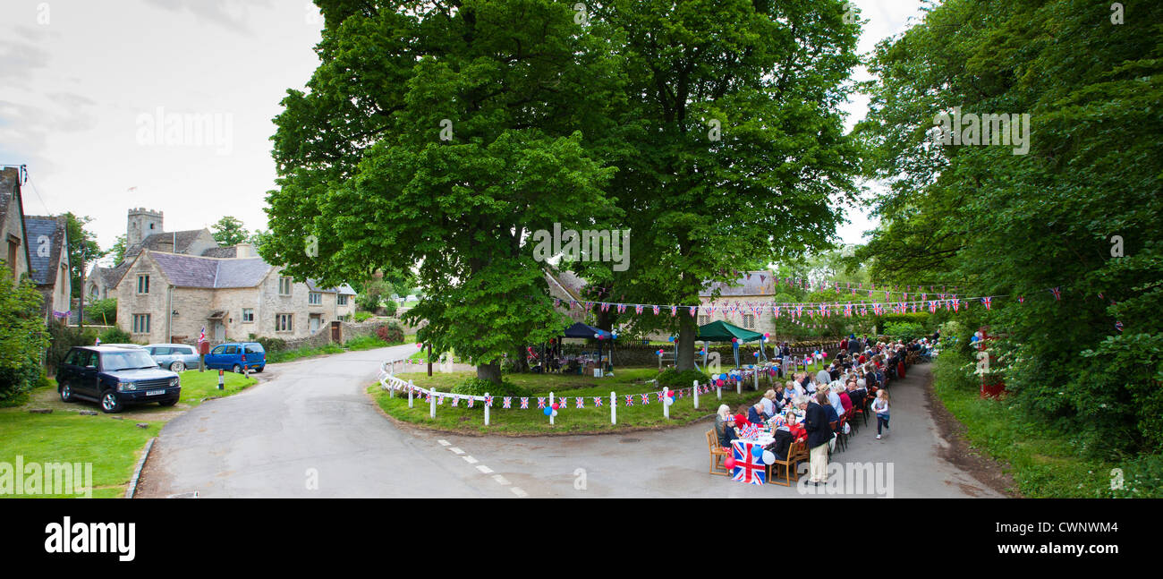 Straßenfest mit Union Jack Fahnen und Girlanden, Königin Diamond Jubilee an Swinbrook in Cotswolds, UK zu feiern Stockfoto