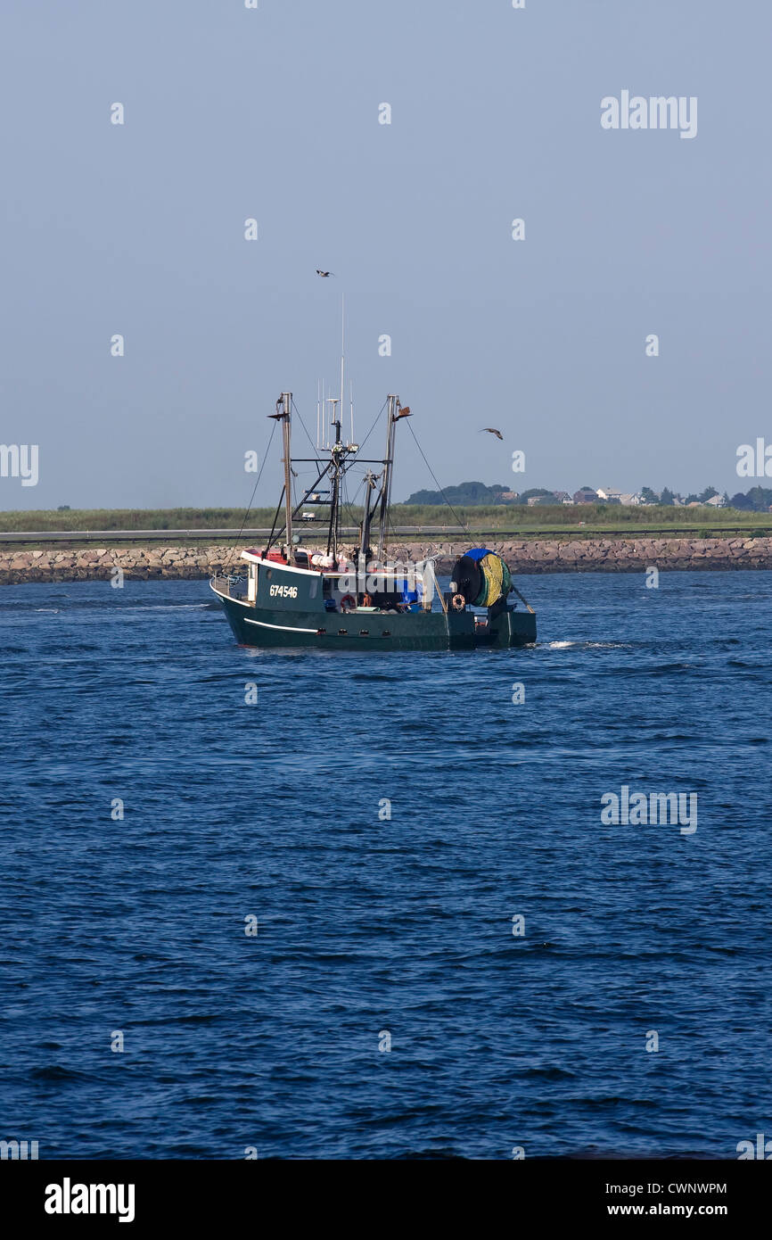 Kommerzielle fischender Trawler "American Heritage" Autofahren in Hafen von Boston in Boston, Massachusetts Stockfoto