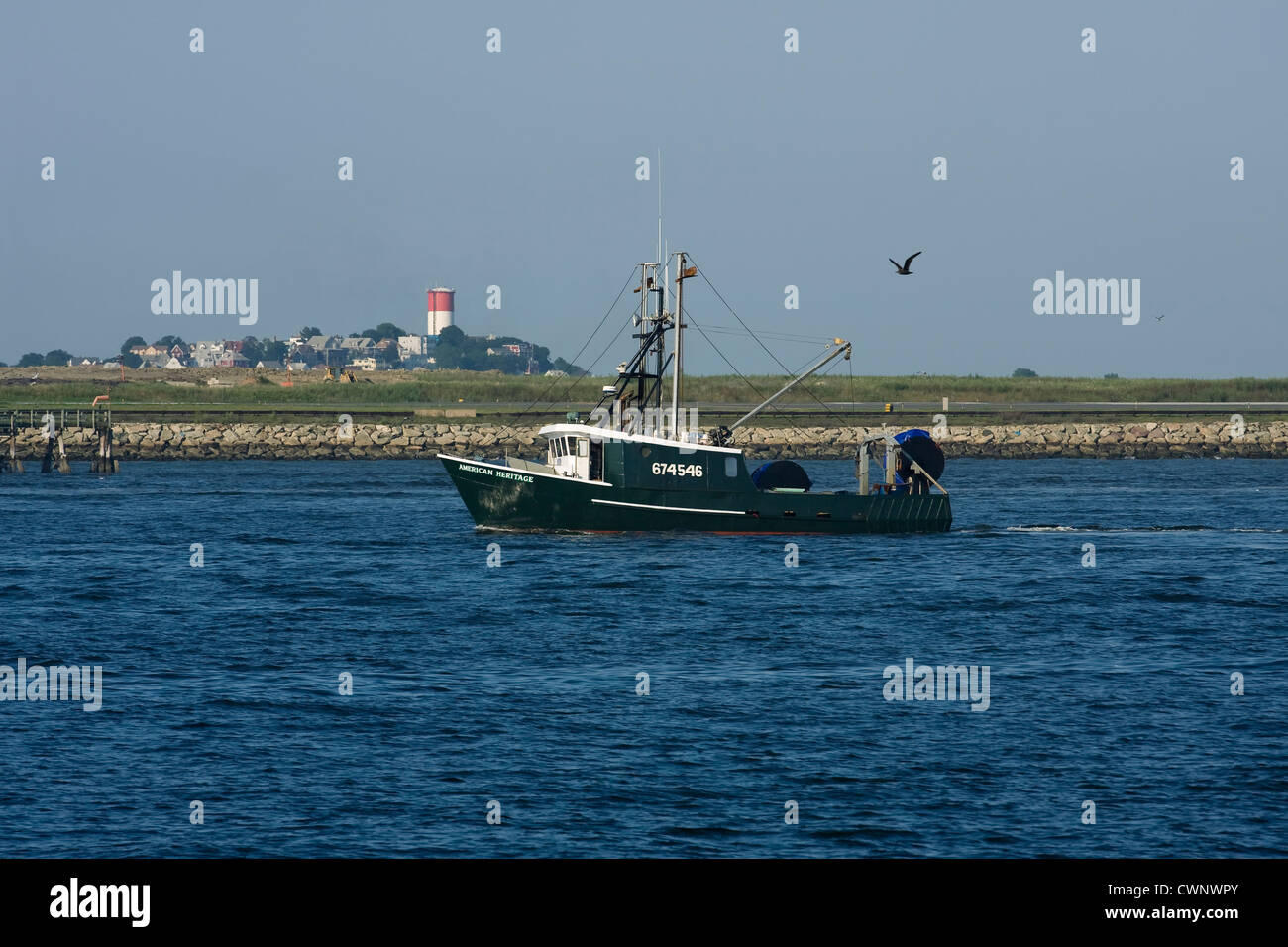 Kommerzielle fischender Trawler "American Heritage" Autofahren in Hafen von Boston in Boston, Massachusetts Stockfoto