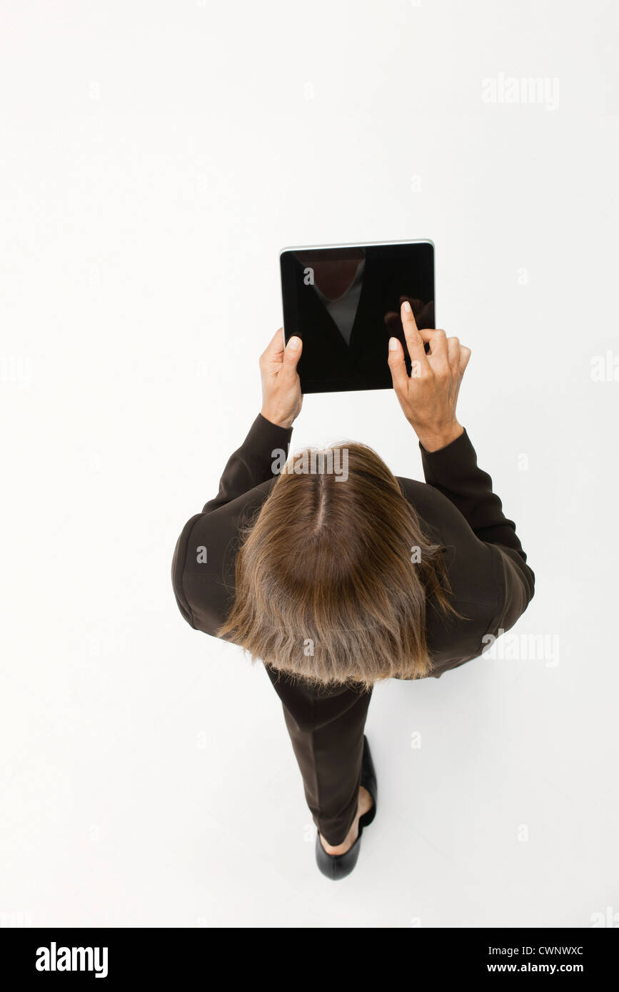 Frau mit digital-Tablette während des Gehens, Draufsicht Stockfoto