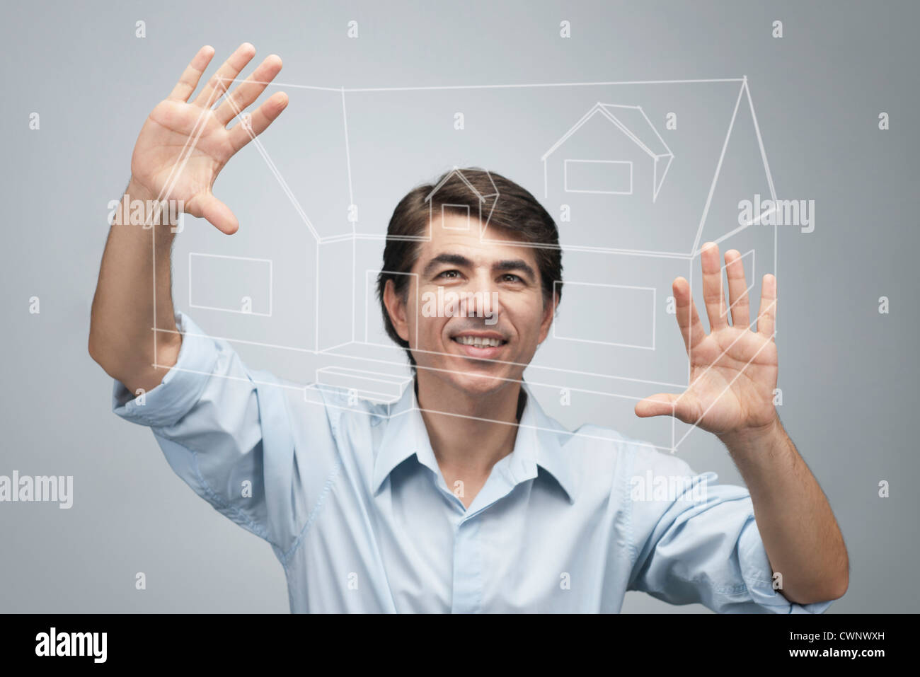 Mann mit fortschrittlichen Touchscreen-Technologie zu Hausplan zu sehen Stockfoto