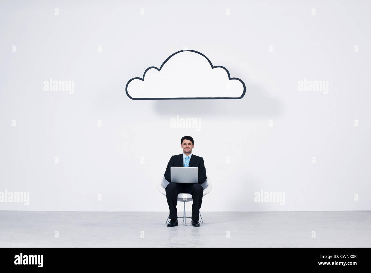 Geschäftsmann mit Laptop-Computer unter Wolke für Cloud computing Stockfoto