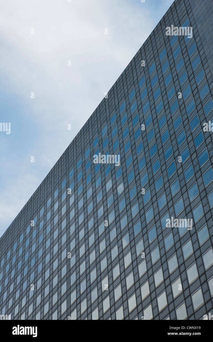 Fassade des modernen Bürogebäude, niedrigen Winkel Ansicht Stockfoto