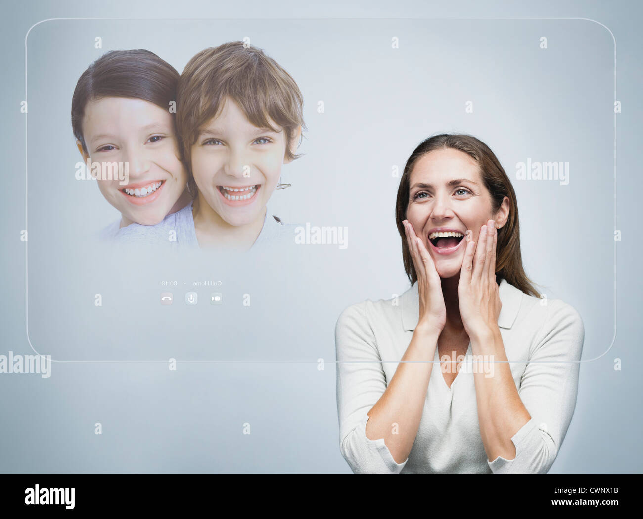 Frau tun, video-Konferenz mit Kindern mit fortschrittlichen Touchscreen-Technologie Stockfoto