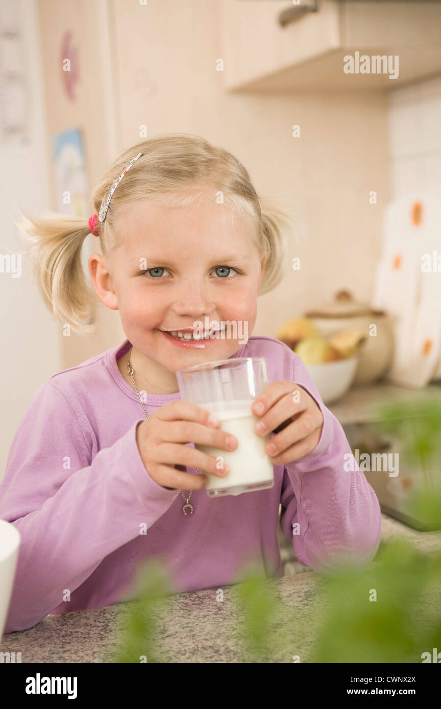 Mädchen trinken Glas Milch, Lächeln, Porträt Stockfoto