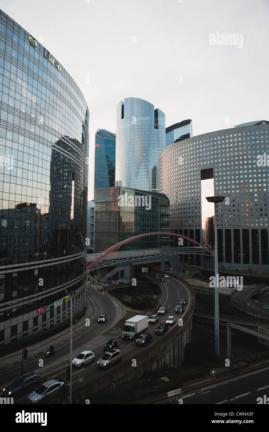 Skyline der Stadt, Autobahnverkehr auf Hochstraßen Stockfoto