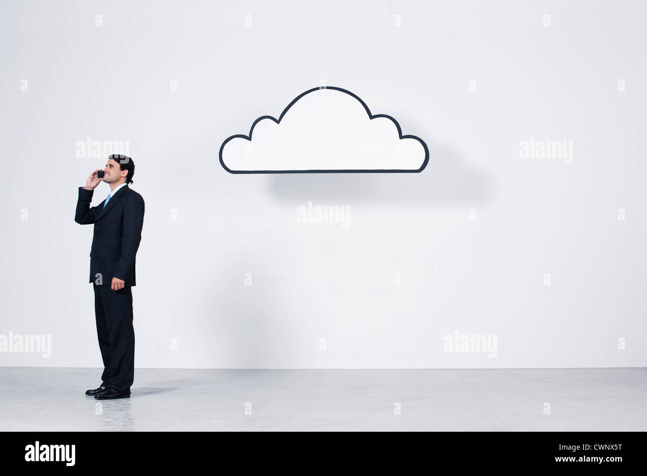Geschäftsmann, reden über Handy in der Nähe von grafischen Cloud, Cloud darstellt computing Stockfoto
