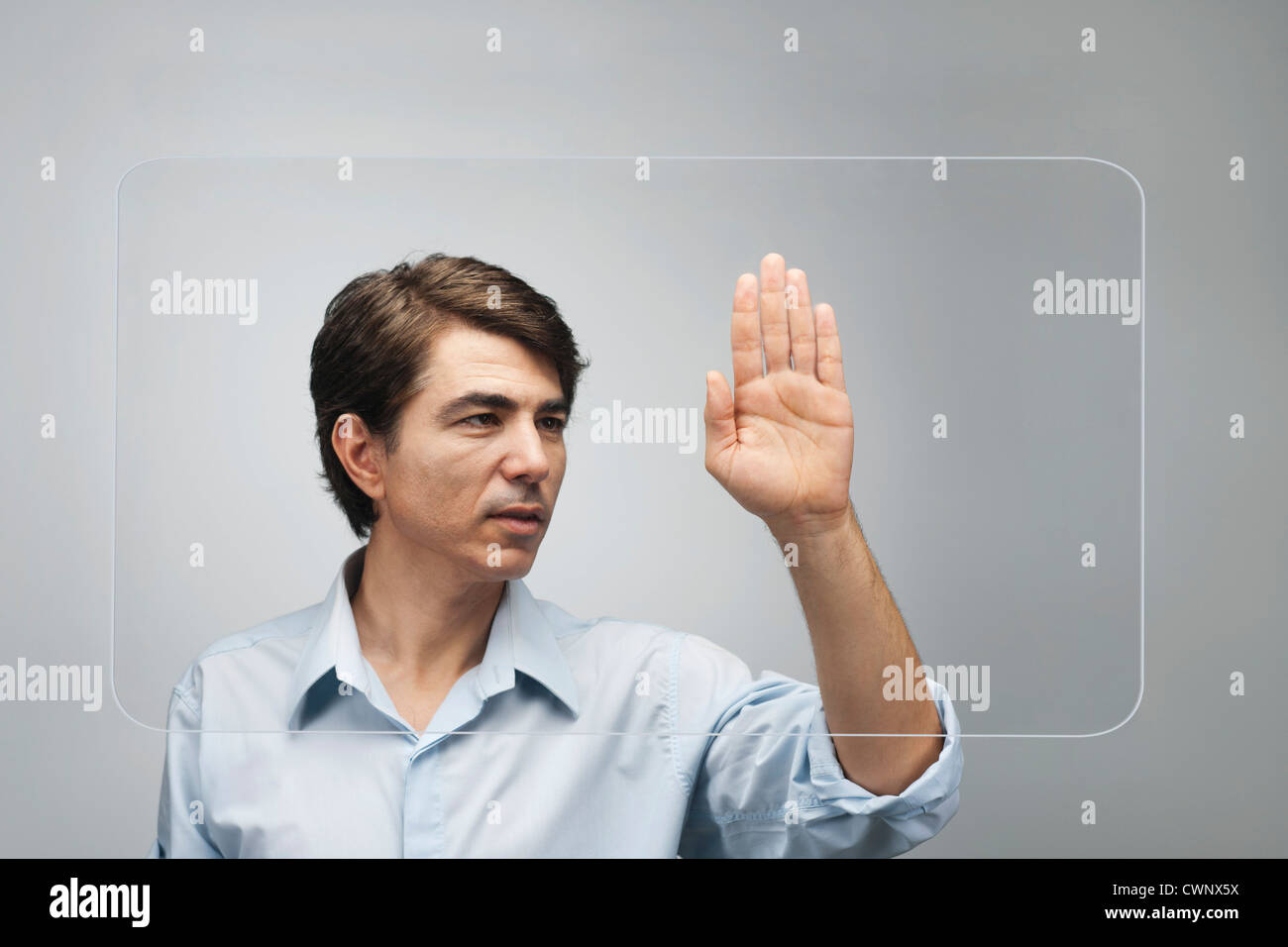 Mann mit großen transparenten Touchscreen, seine Handschrift zu authentifizieren Stockfoto