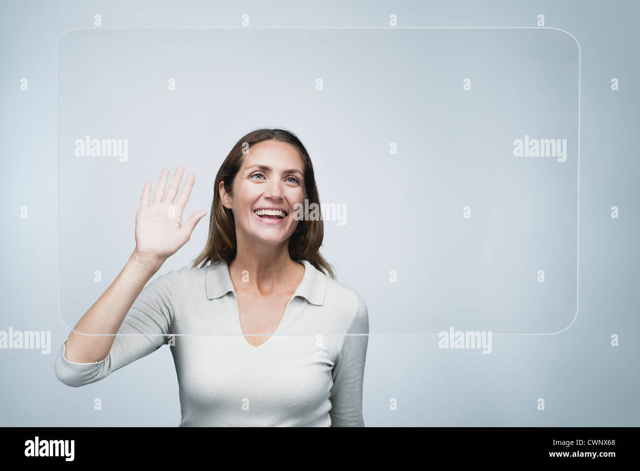 Frau winken bei großen transparenten Leinwand Stockfoto