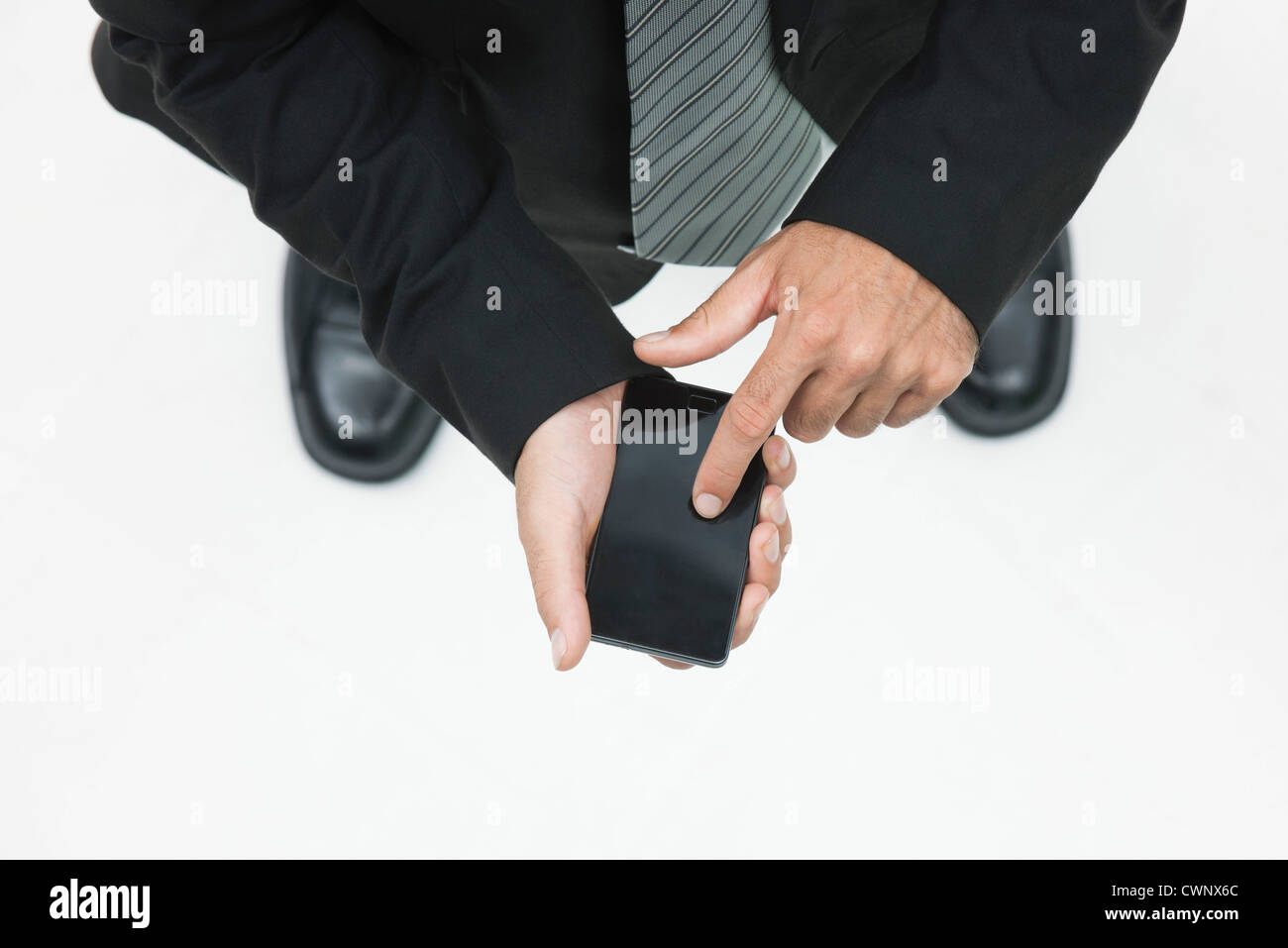 Mann mit Smartphone, beschnitten, erhöht, Ansicht Stockfoto