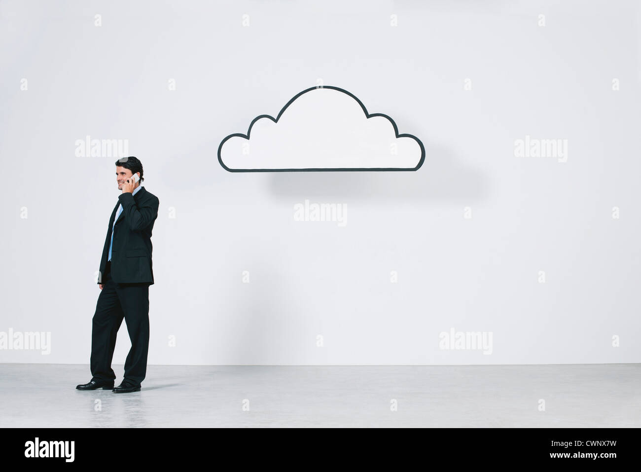 Geschäftsmann, reden über Handy in der Nähe von grafischen Cloud, Cloud darstellt computing Stockfoto