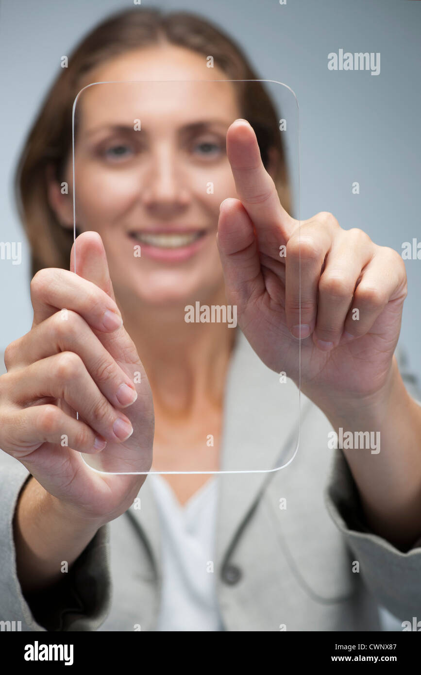 Geschäftsfrau mit transparenten digital-Tablette Stockfoto