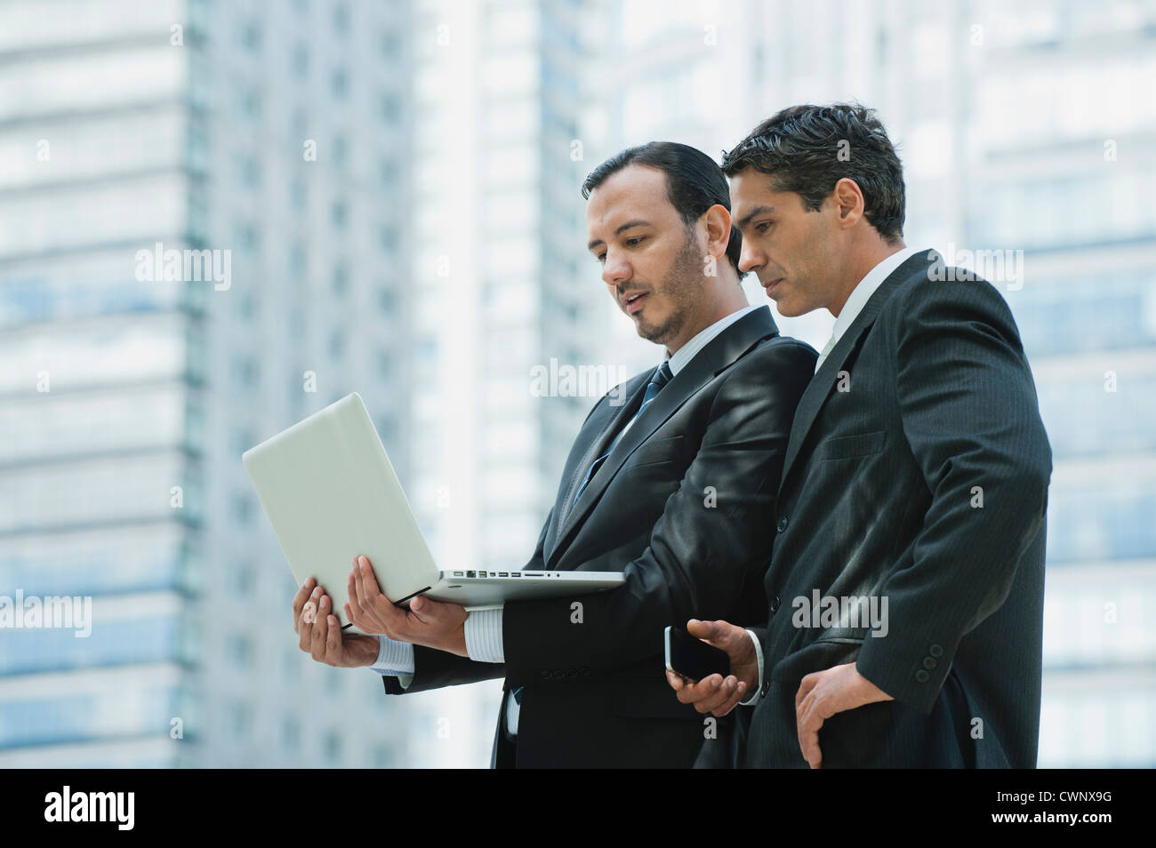 Führungskräfte mit Laptop-Computer im freien Stockfoto