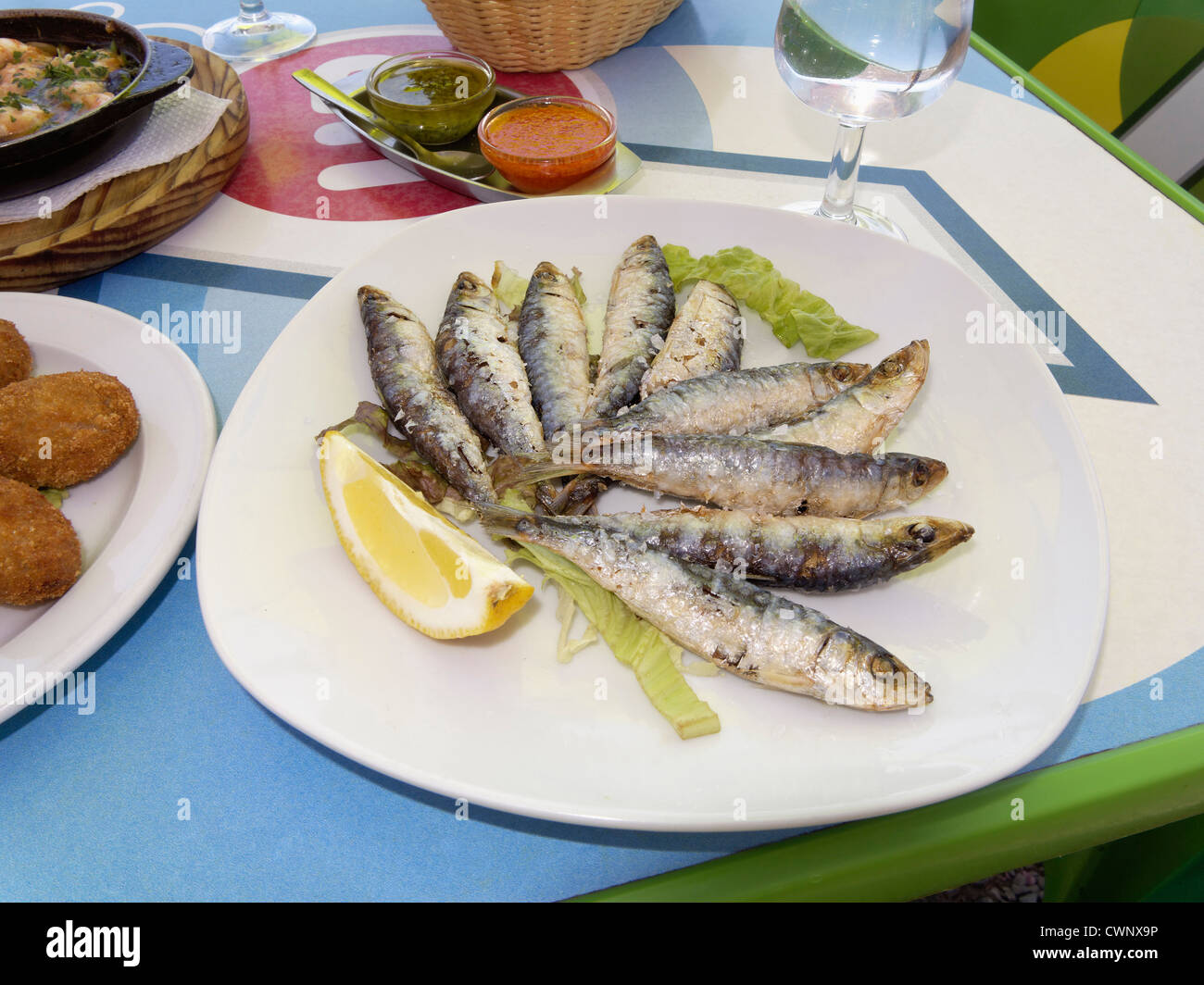 Spanien, La Gomera, tiefe gebratenen Sardinen in Platte auf Tisch Stockfoto