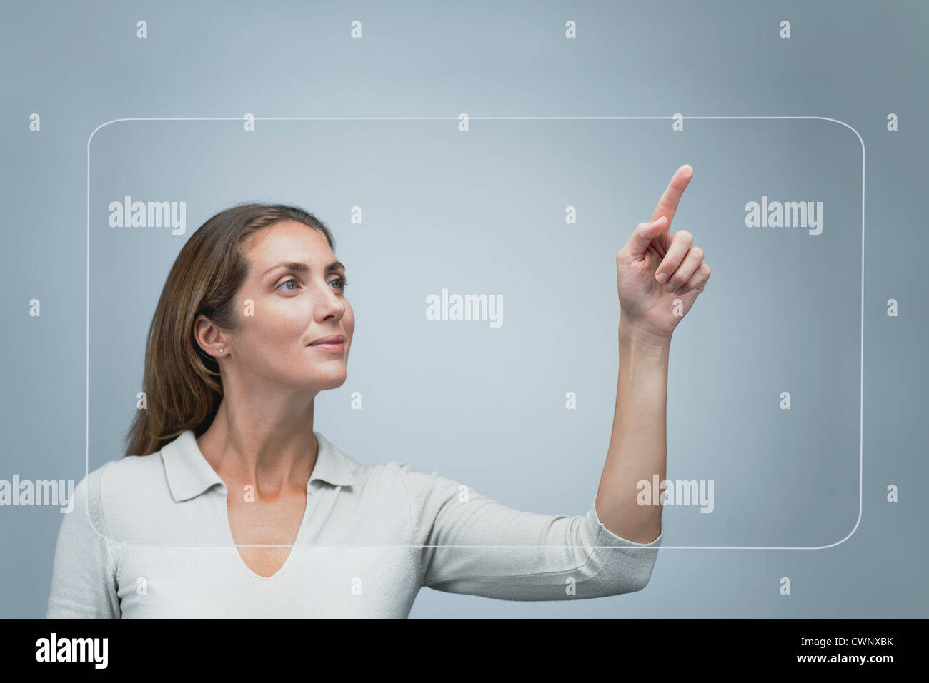 Frau mit großen transparenten Touch-screen Stockfoto