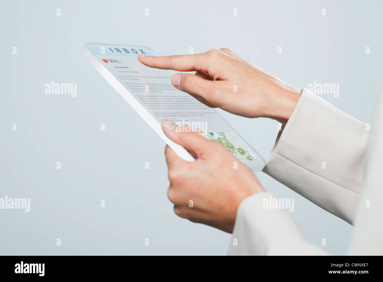Frau, die e-Mails mit futuristischen digital-Tablette, beschnitten Stockfoto