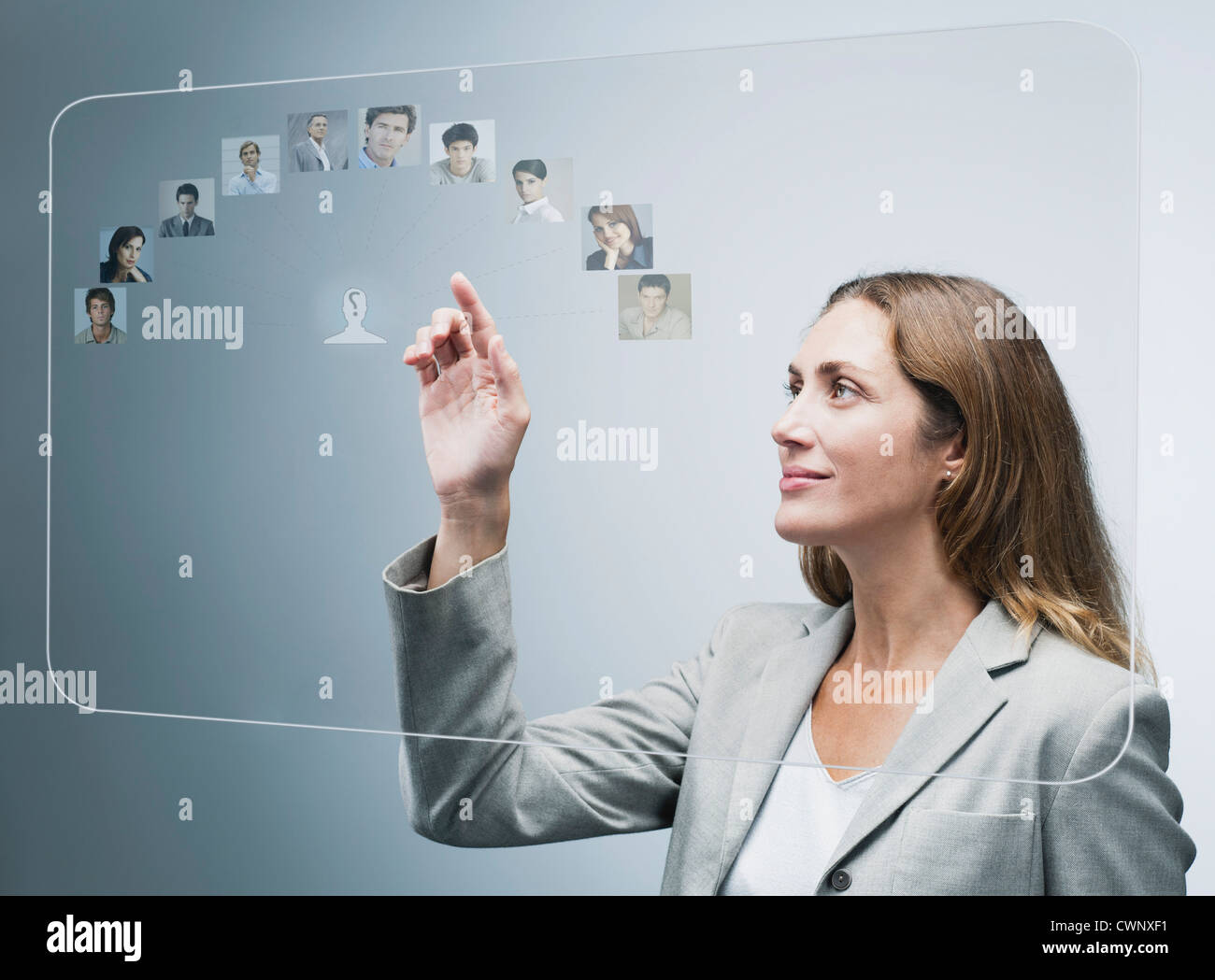 Human Resources Manager bewerten Kandidaten auf erweiterte Touch-Screen-Oberfläche Stockfoto