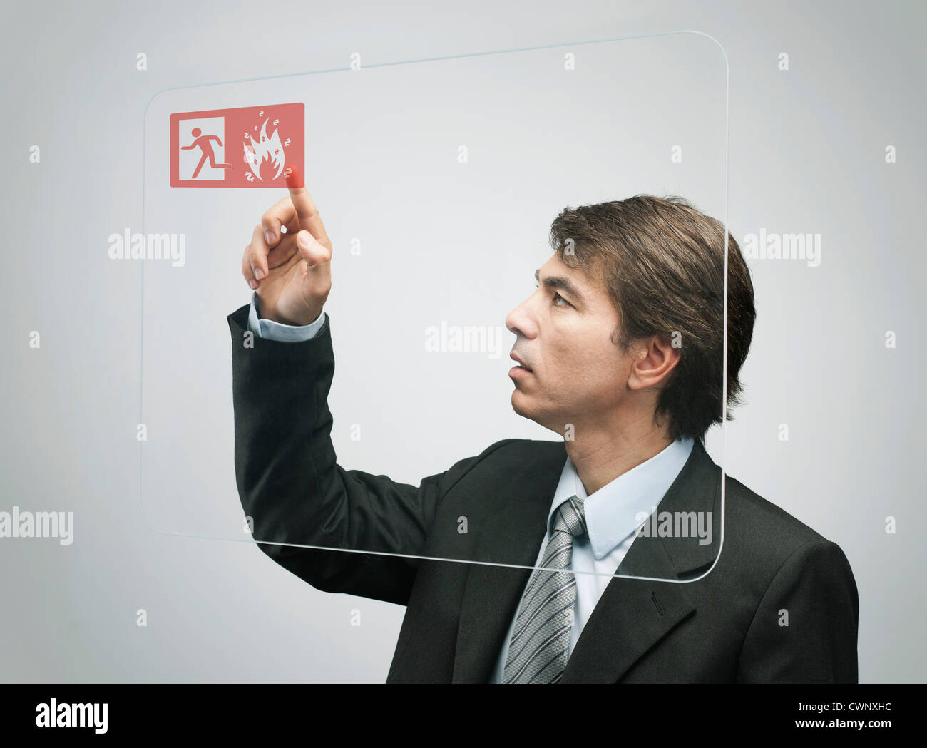 Geschäftsmann mit fortschrittlichen Touchscreen-Technologie Stockfoto