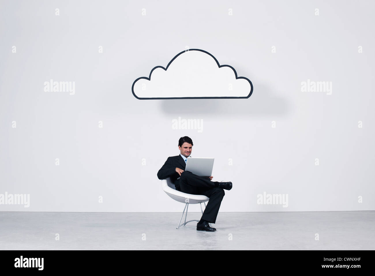 Geschäftsmann mit Laptop-Computer unter Wolke für Cloud computing Stockfoto