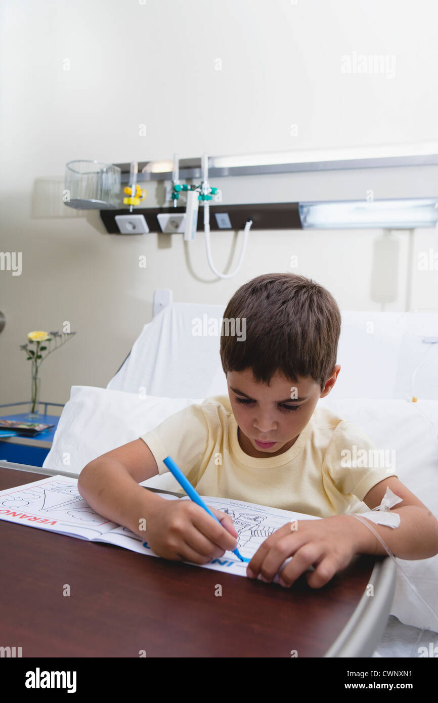 Junge Färbung im Krankenhausbett Stockfoto