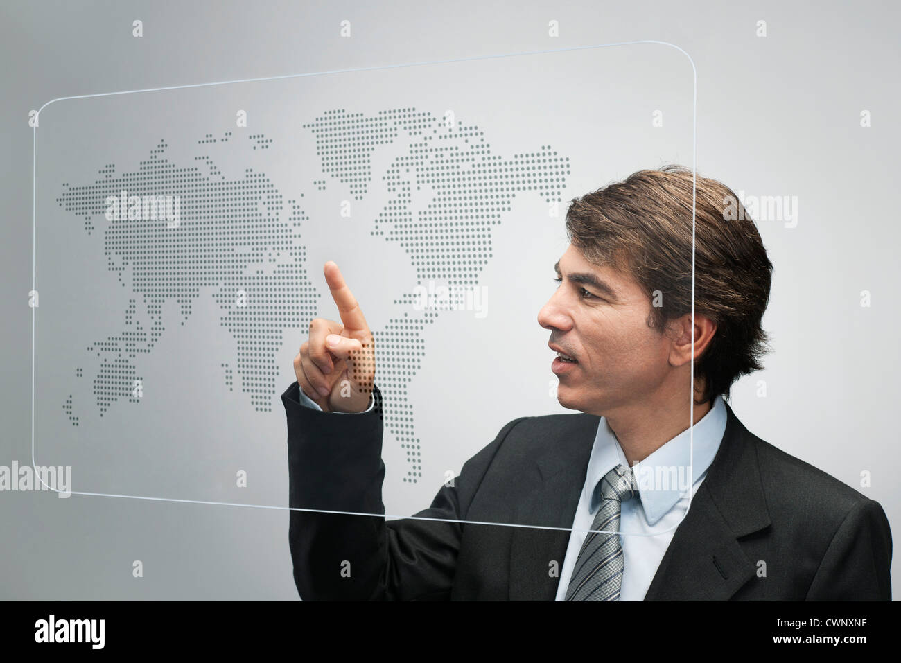 Geschäftsmann mit fortschrittlichen Touchscreen-Technologie auf der Weltkarte anzeigen Stockfoto