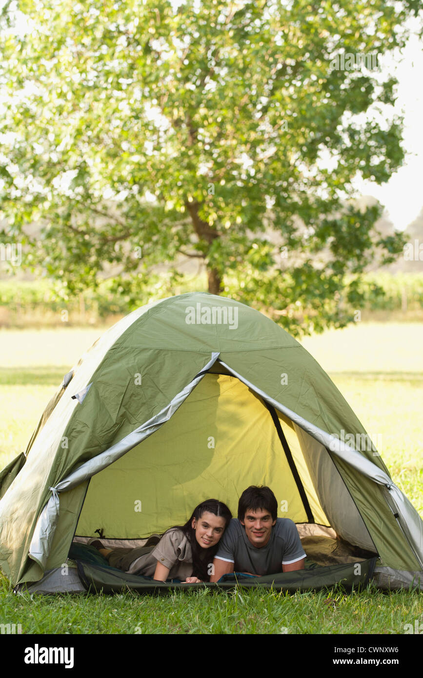 Junges Paar zusammen im Zelt liegend Stockfoto