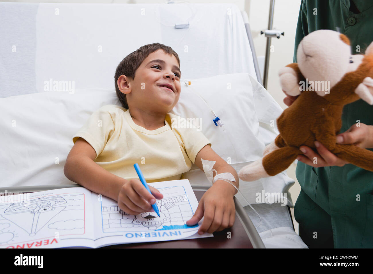 Krankenschwester geben Kranken jungen gefüllte Tier im Krankenhaus beschnitten Stockfoto