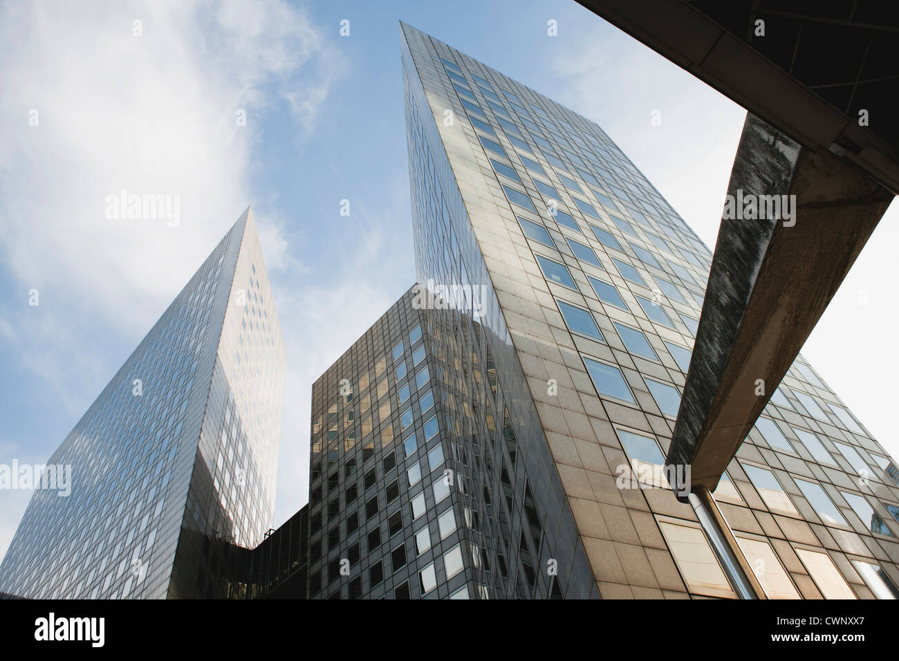 Fassade des modernen Bürogebäuden, niedrigen Winkel Ansicht Stockfoto