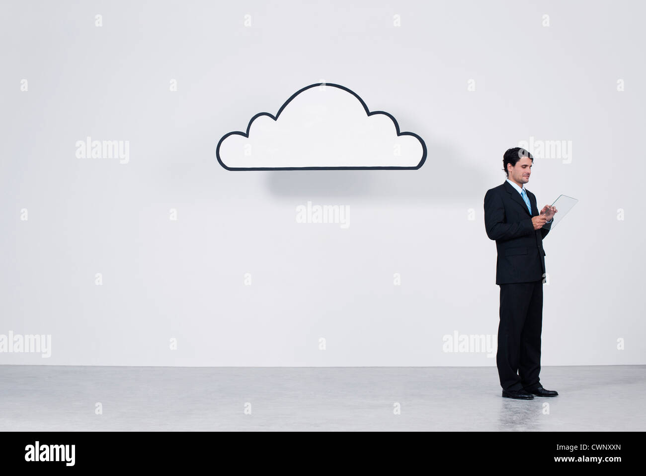 Geschäftsmann mit digital-Tablette unter Wolke Cloud Vertretung computing Stockfoto