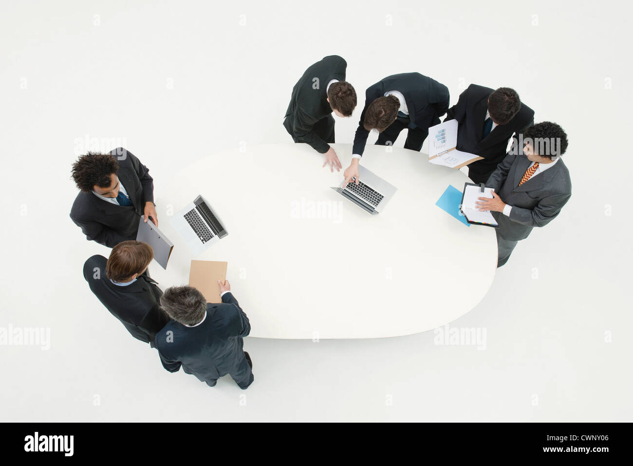 Geschäftspartnern arbeiten in Gruppen um Tisch zusammen Stockfoto
