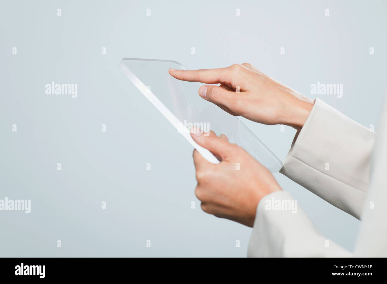 Frau mit transparenten digital-Tablette, beschnitten Stockfoto