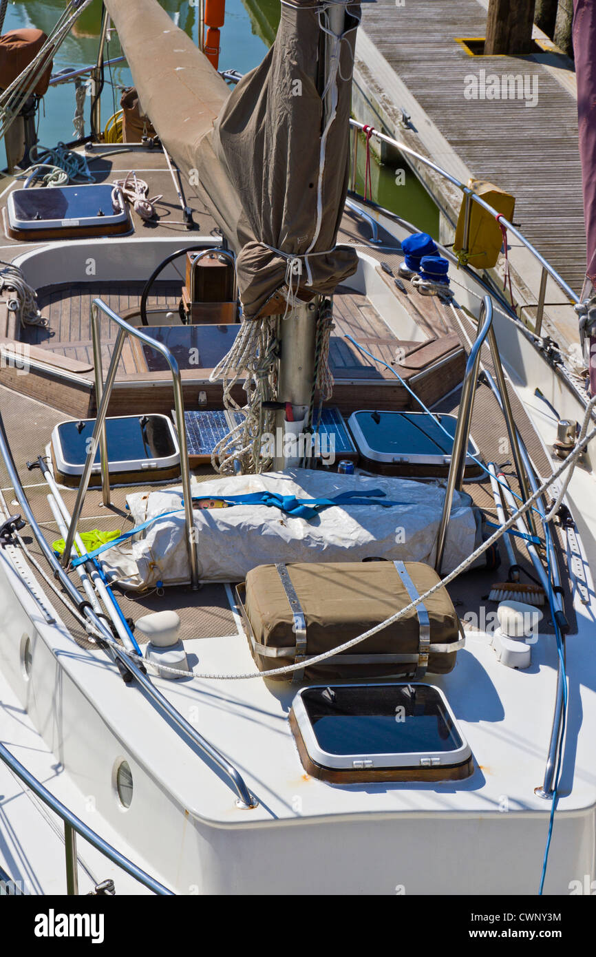 Deck einer Yacht im Hafen zeigen, Luken, Rettungsinsel etc.. Stockfoto