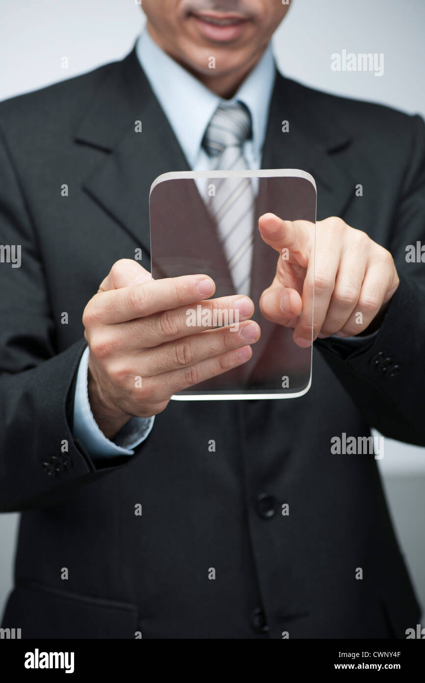 Geschäftsmann mit transparenten digital-Tablette Stockfoto