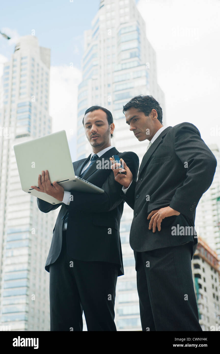Führungskräfte mit Laptop-Computer im freien Stockfoto