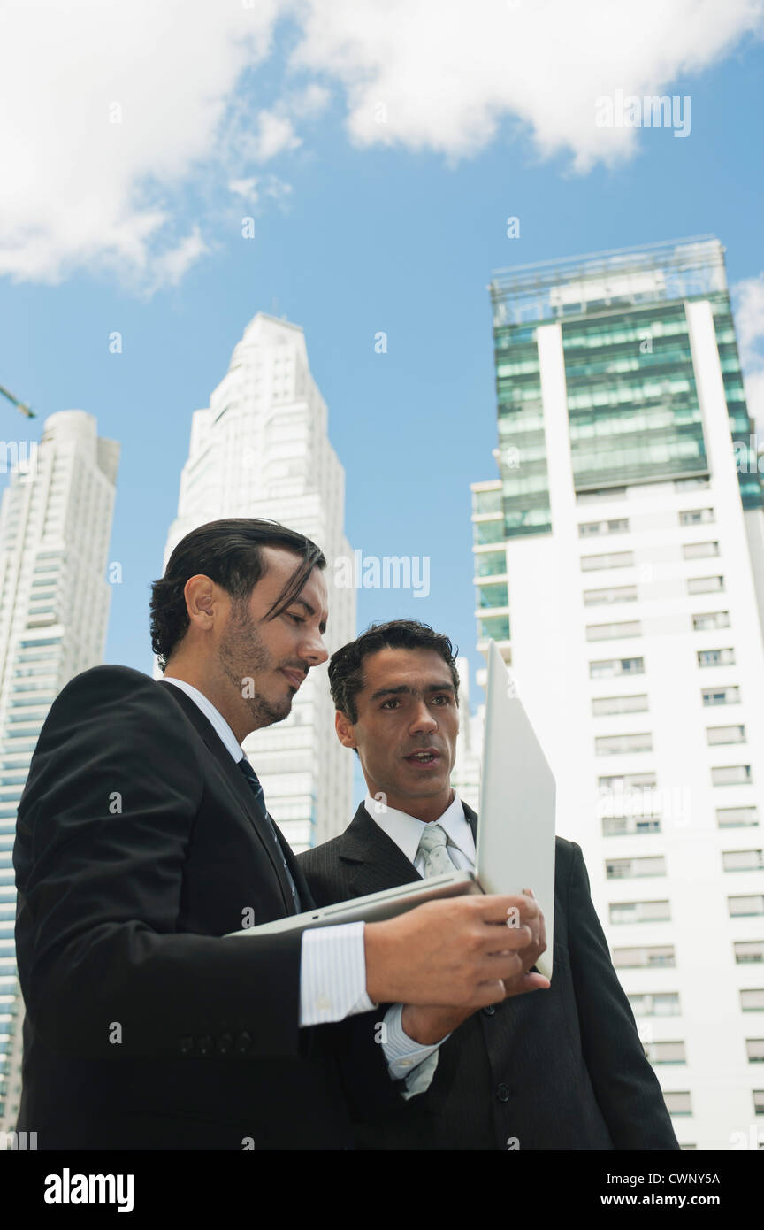 Führungskräfte mit Laptop-Computer im freien Stockfoto