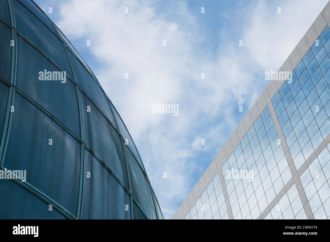 Fassade der Hochhäuser gegen Himmel, niedrigen Winkel Ansicht Stockfoto