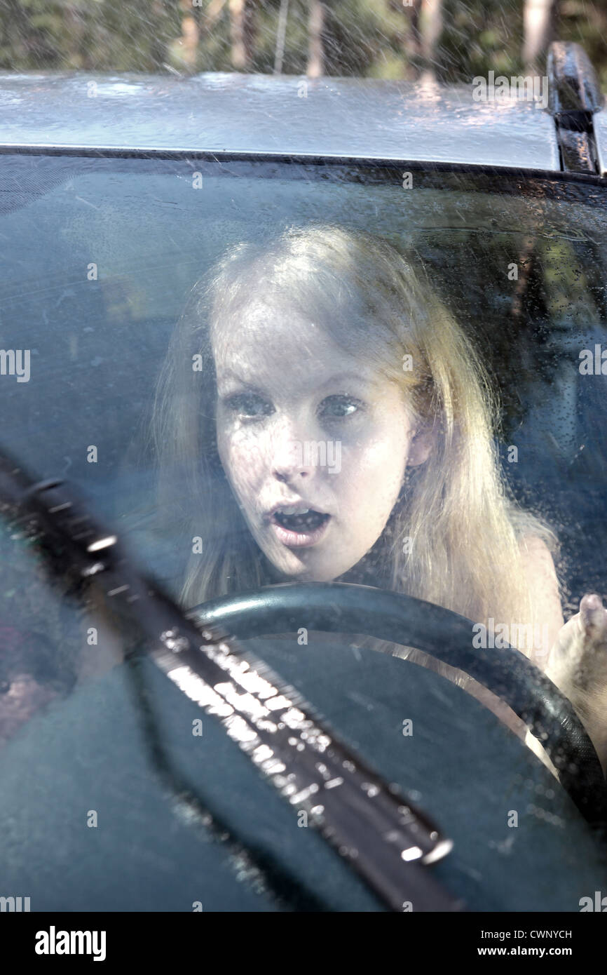 Verängstigte Frau Autofahren im Regen Stockfoto