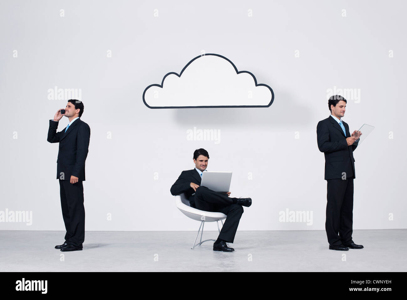 Geschäftsleute mit drahtlosen Geräten mit Cloud-computing-Netzwerk Stockfoto