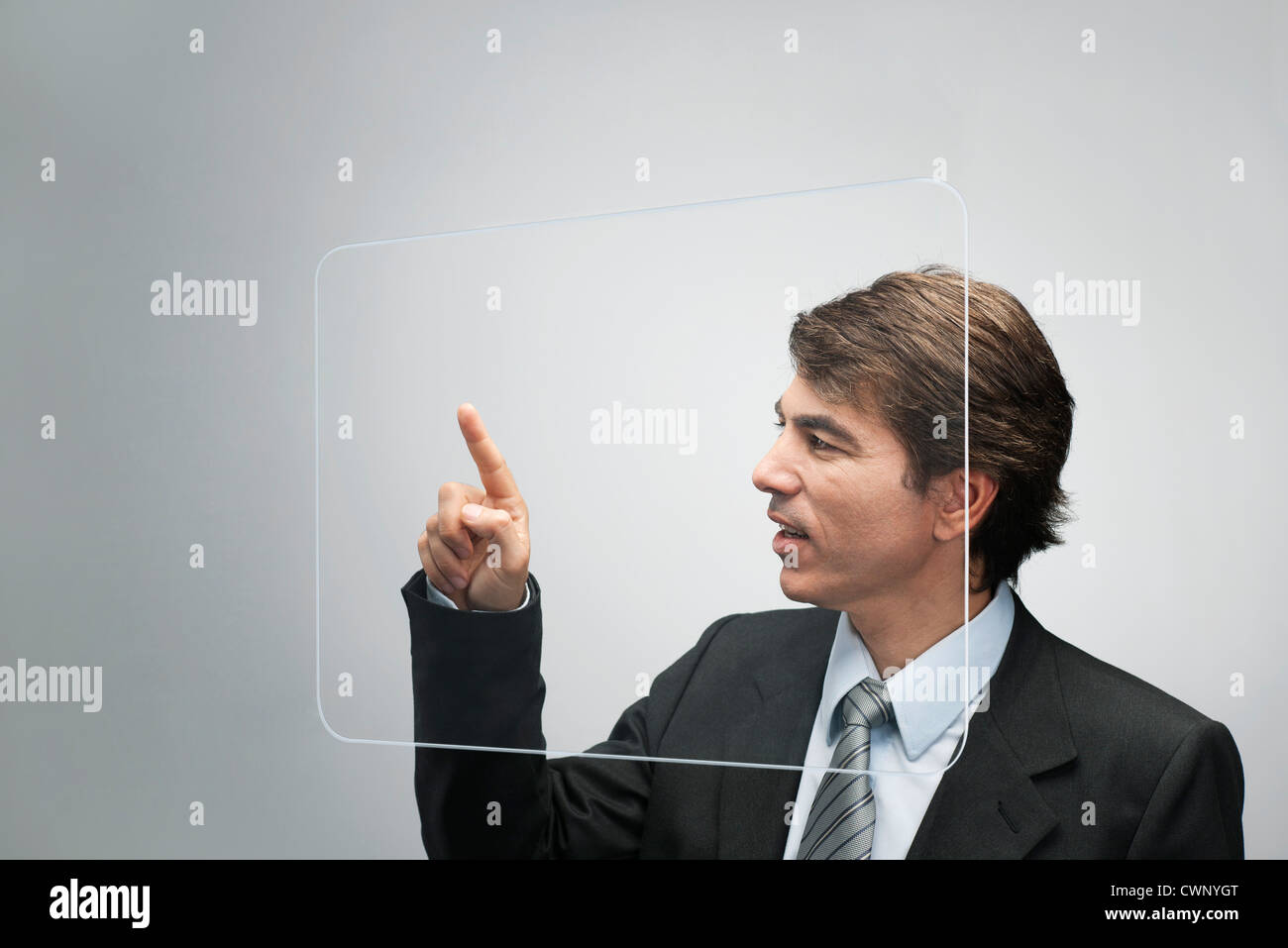 Geschäftsmann mit großen transparenten Touch-screen Stockfoto