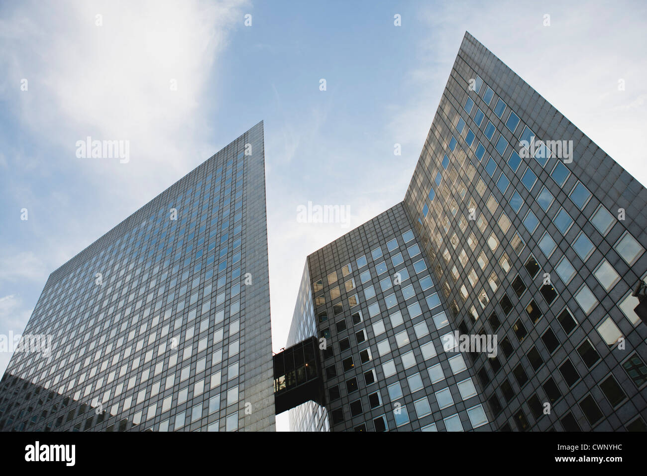Fassade des modernen Bürogebäuden gegen Himmel, niedrigen Winkel Ansicht Stockfoto