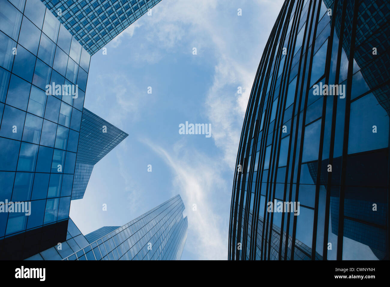 Fassade des modernen Bürogebäuden gegen Himmel, direkt unter Stockfoto