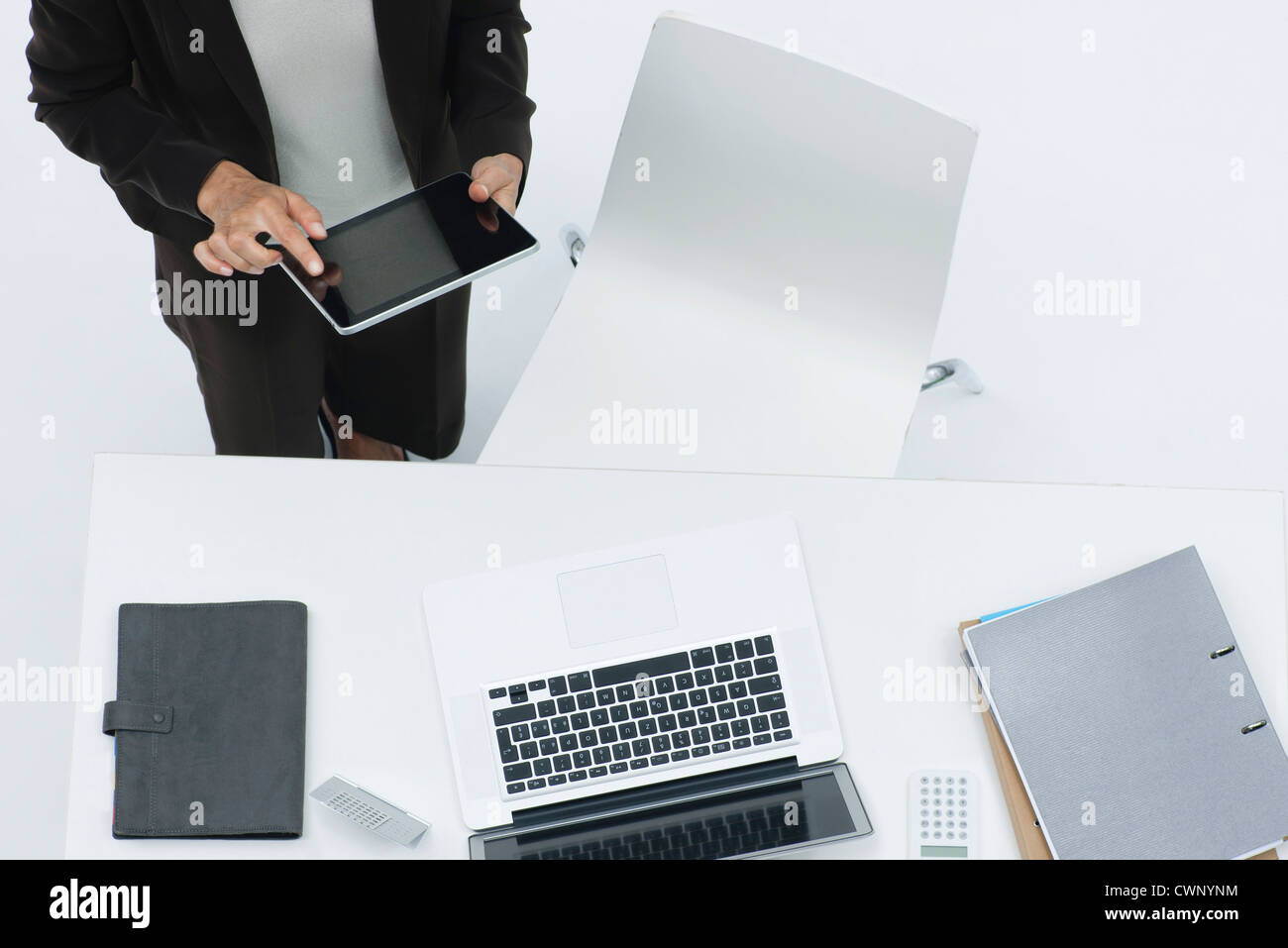 Geschäftsfrau, Schreibtisch mit digital-Tablette, erhöhte Ansicht stehen Stockfoto