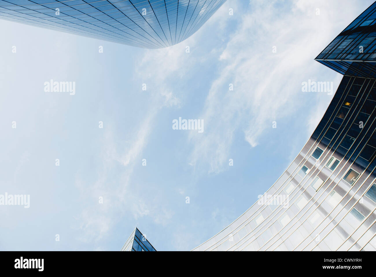 Moderne Gebäude gegen Himmel, direkt unter Stockfoto