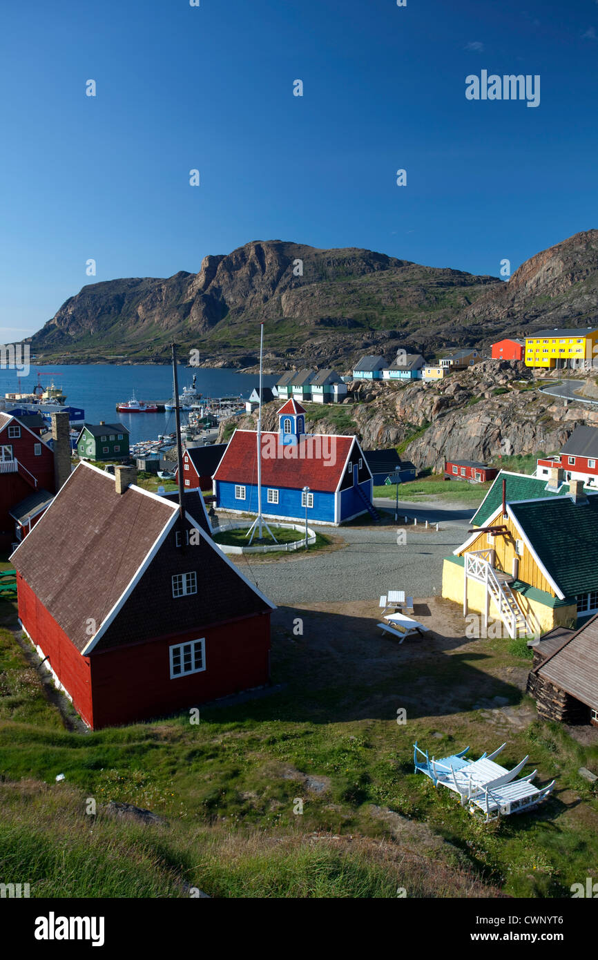 Gebäude in Sisimiut, die zweitgrößte Stadt in Grönland. In der Mitte des Bildes ist der Bethel Church, erbaut im Jahre 1775 Stockfoto