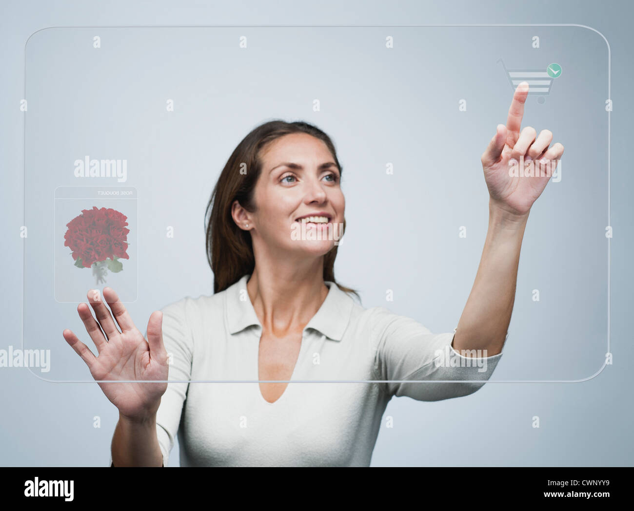Frau Kauf mit fortschrittlichen Touchscreen-Technologie Stockfoto