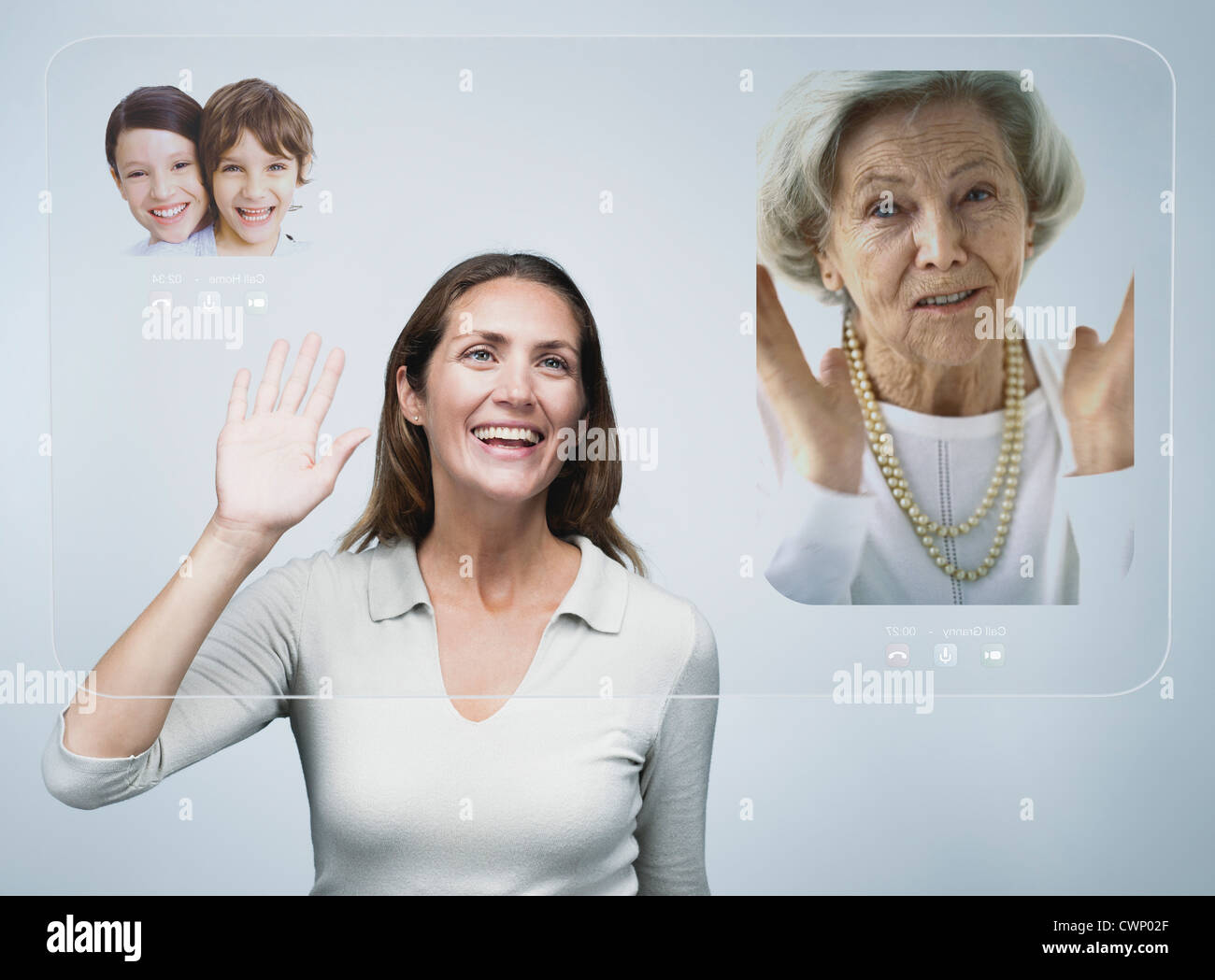 Frau tun, video-Konferenz mit Familie mit erweiterten Bildschirmtechnologie Stockfoto