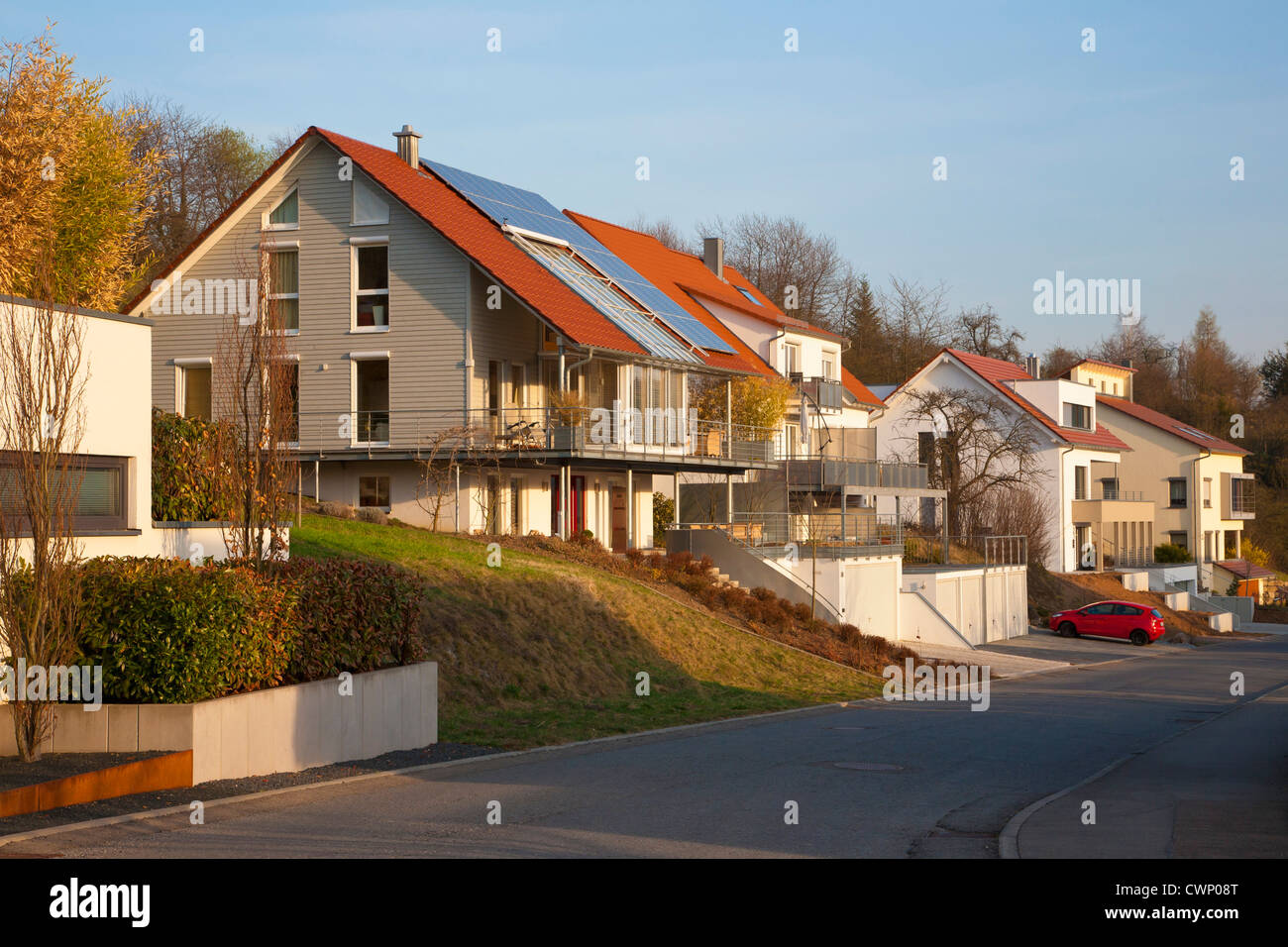 Deutschland, Baden-Wurttemberg, Remshalden, moderne Wohnung mit Sonnenkollektoren Stockfoto