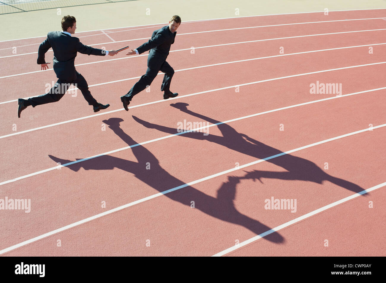 Geschäftsleute mit Staffellauf Stockfoto