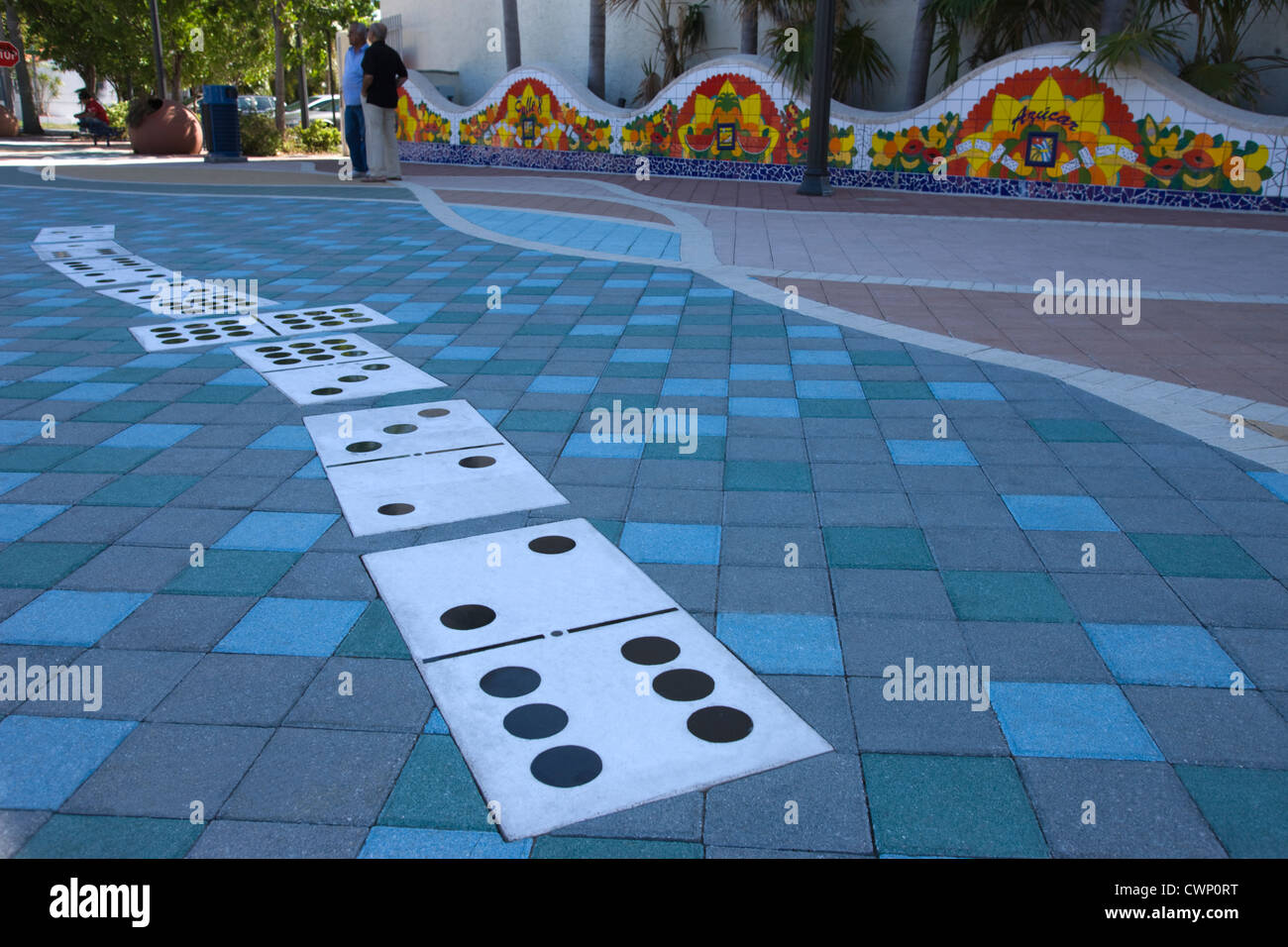 LINIE DER FLIESE DOMINO DOMINO PARK CALLE OCHO LITTLE HAVANNA MIAMI FLORIDA USA Stockfoto