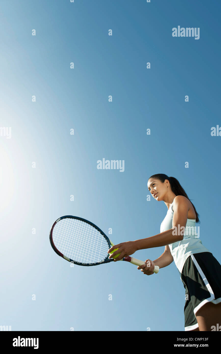 Weibliche Spieler Portion Tennisball, niedrigen Winkel Ansicht Stockfoto